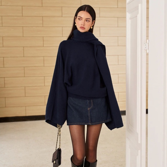 Sweater with Scarf - Picture 2 of 3